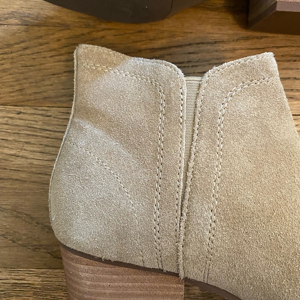 Hush Puppies Ankle Bootie Tan Womens Size 8 Heeled Suede - Picture 7 of 8